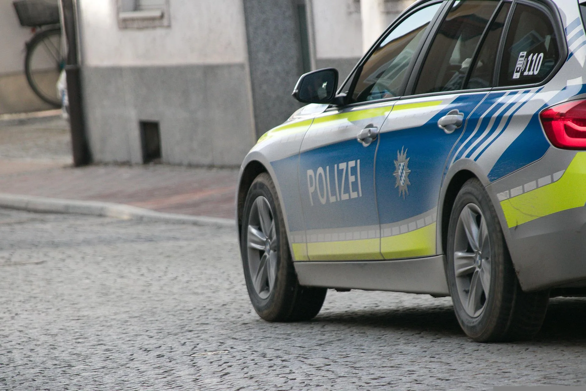 Německý policejní vůz Polizei v ulici