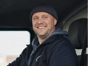 Tomáš v kabině kamionu
