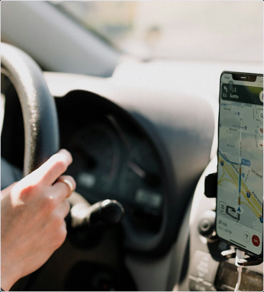 Řidič s daty z tachografu v mobilu